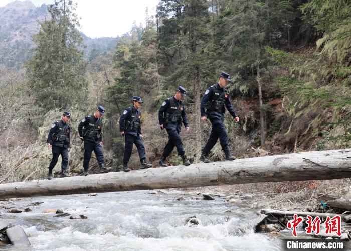 山南邊境管理支隊(duì)玉麥邊境派出所民警邊境巡邏途中走過(guò)河道上“獨(dú)木橋”?！∴嶇?攝