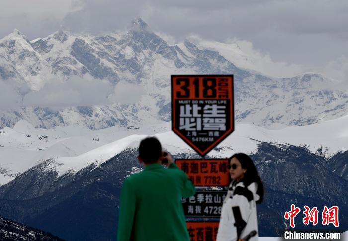 圖為5月14日，西藏林芝色季拉山觀景臺，游客遠眺南迦巴瓦峰?！　±盍?攝