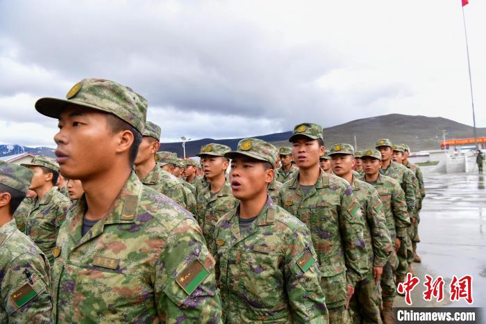 新兵重溫軍人誓詞。　賈治星 攝