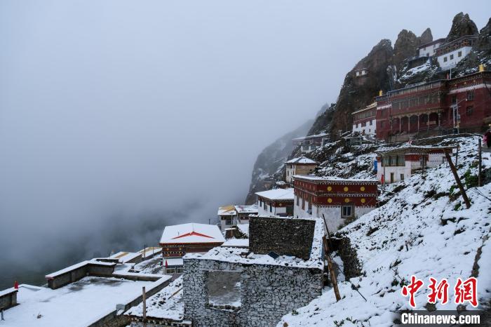 位于孜珠山頂?shù)乃聫R被云霧環(huán)繞，猶如仙境。　江飛波 攝