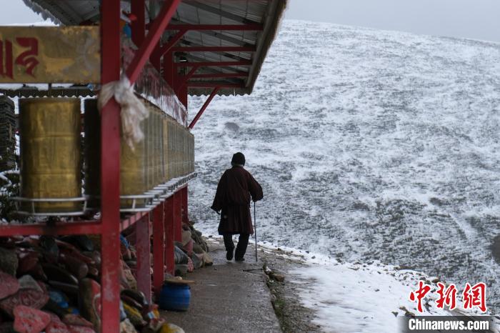 孜珠寺與雪山風光?！〗w波 攝