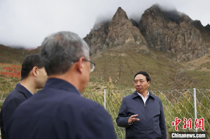 圖為西藏自治區(qū)人大常委會(huì)副主任、拉薩南北山綠化指揮部副總指揮江白(右)。　貢確 攝