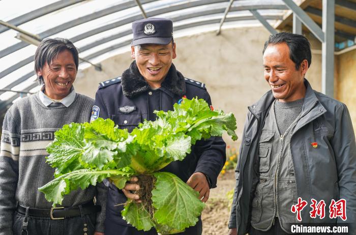 西藏崗巴邊境派出所描繪民族團(tuán)結(jié)美麗新畫卷