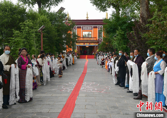 7月30日，在位于拉薩的雪林多吉頗章內(nèi)，各族各界信眾列隊(duì)歡迎班禪回藏?！?lt;a target='_blank' ><p  align=