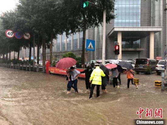 8月28日，青海省東部出現(xiàn)強降水天氣過程，其中西寧地區(qū)出現(xiàn)入汛以來雨量最大、強度最大的強降水過程。西寧交警供圖