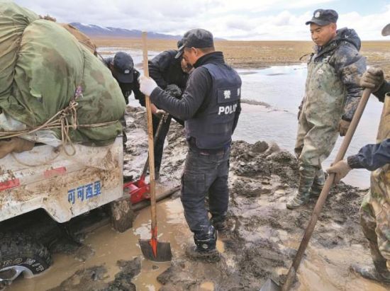 巡山途中車輛陷入泥坑。