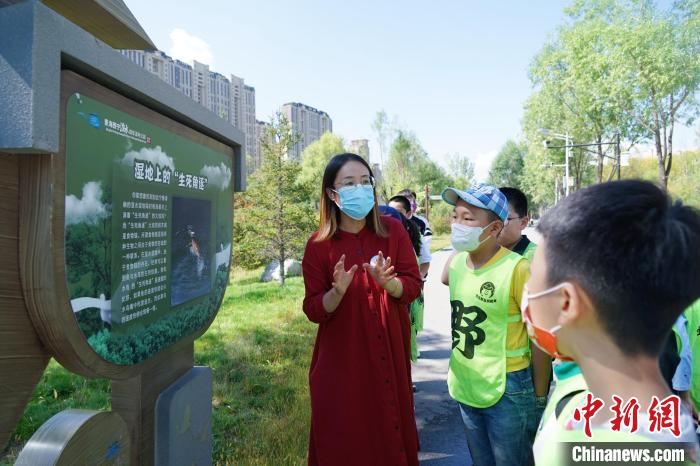 圖為小朋友在青海西寧湟水國(guó)家濕地公園內(nèi)學(xué)習(xí)濕地知識(shí)?！●R銘言 攝