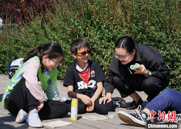 圖為小朋友在青海西寧湟水國(guó)家濕地公園內(nèi)認(rèn)識(shí)植物并進(jìn)行繪畫。　馬銘言 攝