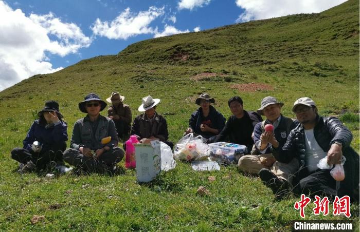 科研團(tuán)隊(duì)在熱魯盆地工作合影?！≈锌圃呵嗖馗咴?供圖