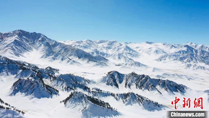 青海都蘭：雪后高原銀裝素裹如水墨畫