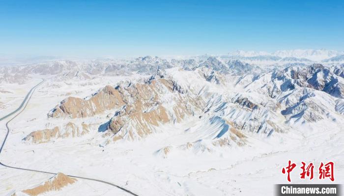 圖為無人機(jī)航拍高原雪景?！《继m縣融媒體中心供圖