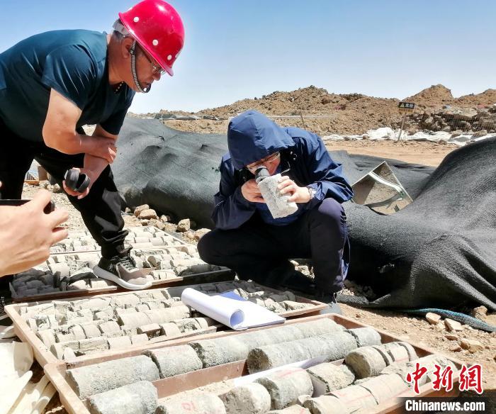 圖為地質(zhì)專家觀察含鹽地層。(資料圖) 柴綜院 供圖