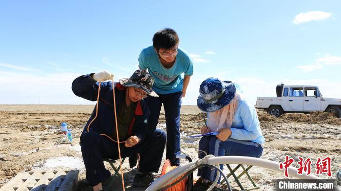 圖為專家測量鹽湖鹵水水位。(資料圖) 柴綜院 供圖