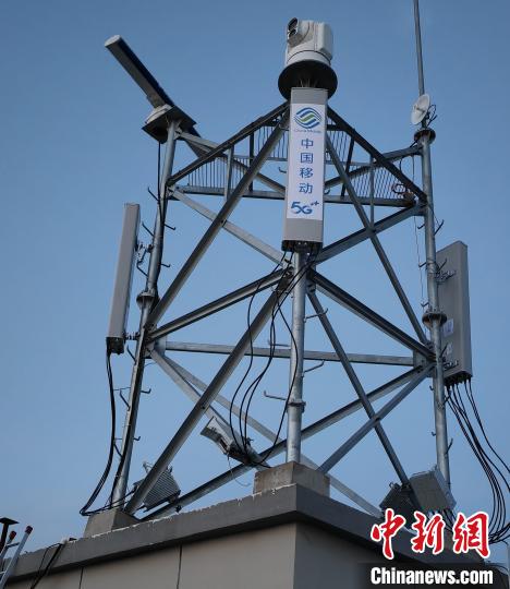 資料圖為建在龍羊峽湖區(qū)內(nèi)的5G基站?！∏嗪Ｒ苿?dòng)海南分公司供圖