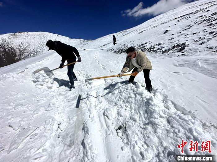 圖為生態(tài)管護人員在巡護道路上清雪?！《“瓦_杰 攝