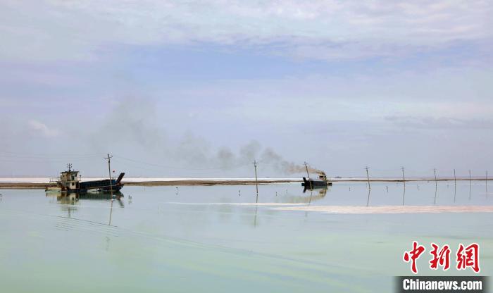 “天空之鏡”青海茶卡鹽湖：迎黃金旅游季，獨(dú)特景色引客來(lái)