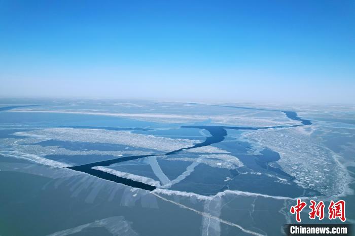 航拍青海湖受大風天氣影響出現的冰面裂縫