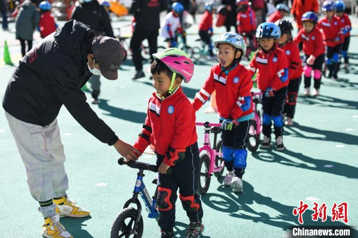 圖為拉薩市實驗幼兒園孩子們在教練的指導(dǎo)下練習(xí)滑步車。　何蓬磊 攝