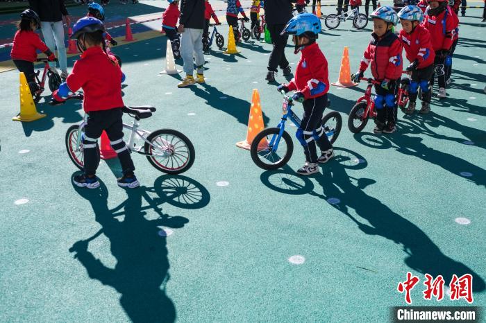 圖為拉薩市實驗幼兒園孩子們正在練習(xí)滑步車。　何蓬磊 攝