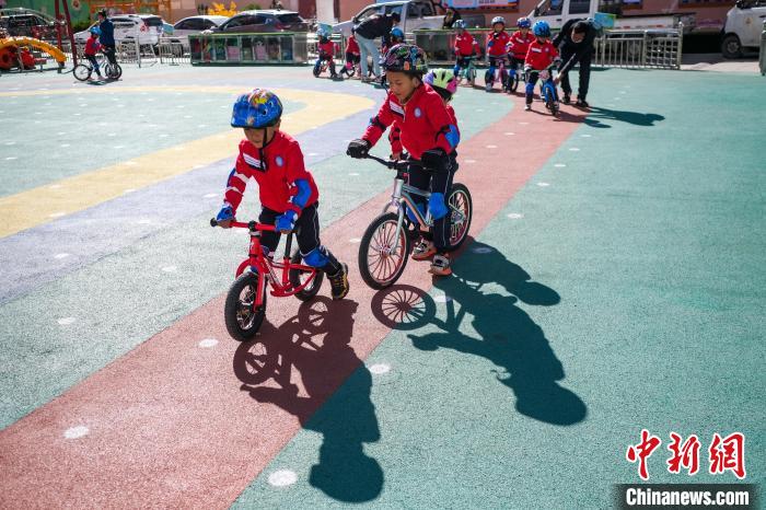 圖為拉薩市實驗幼兒園孩子們正在練習(xí)滑步車?！『闻罾?攝