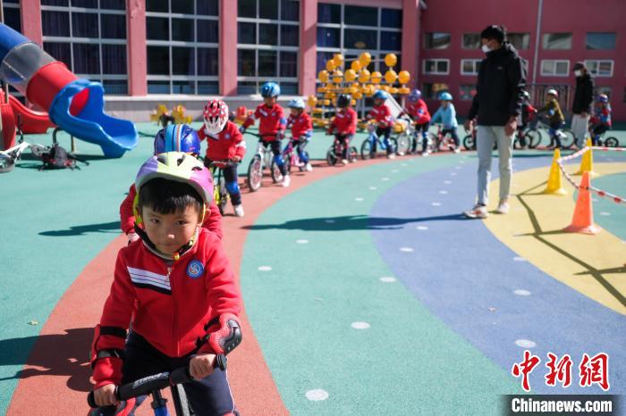 圖為拉薩市實驗幼兒園孩子們在教練的指導(dǎo)下練習(xí)滑步車?！『闻罾?攝