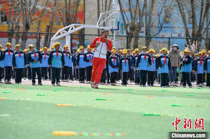 圖為學(xué)生在跳繩教練齊景龍的指導(dǎo)下做準(zhǔn)備運動?！∝暩聛硭?攝