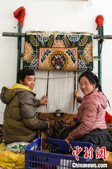 圖為1月15日，在日喀則市謝瑪氆氌農(nóng)村合作社，拉孜村一對夫婦在編織卡墊(資料圖)?！≮w朗 攝