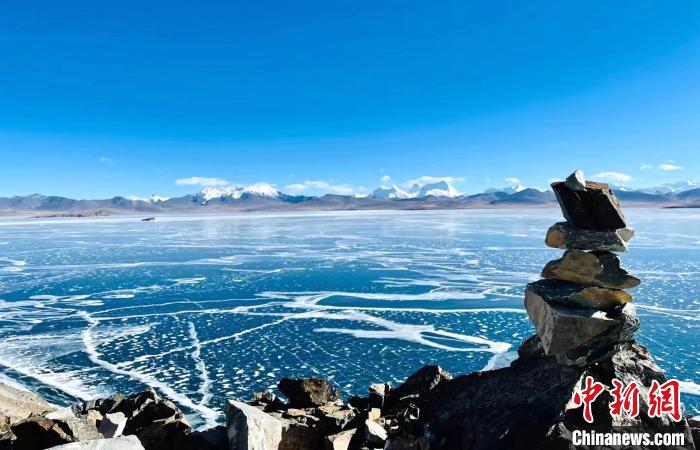 圖為普瑪江塘鄉(xiāng)境內的雪山、冰湖美景。　浪卡子縣網(wǎng)信辦供圖