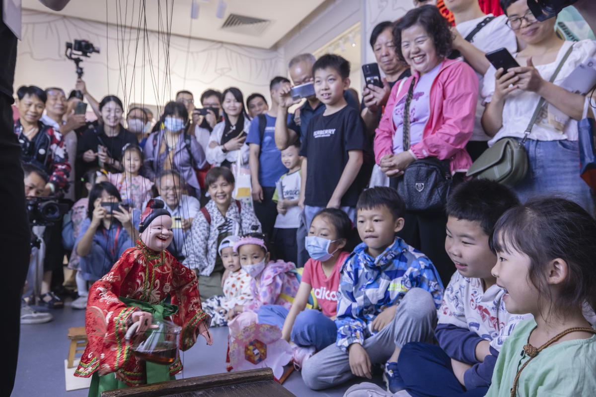 5月1日，廣州市白鵝潭大灣區(qū)藝術中心非物質文化遺產館內，精彩的梅縣提線木偶戲表演吸引了眾多游客駐足觀賞。 來源：人民圖片網