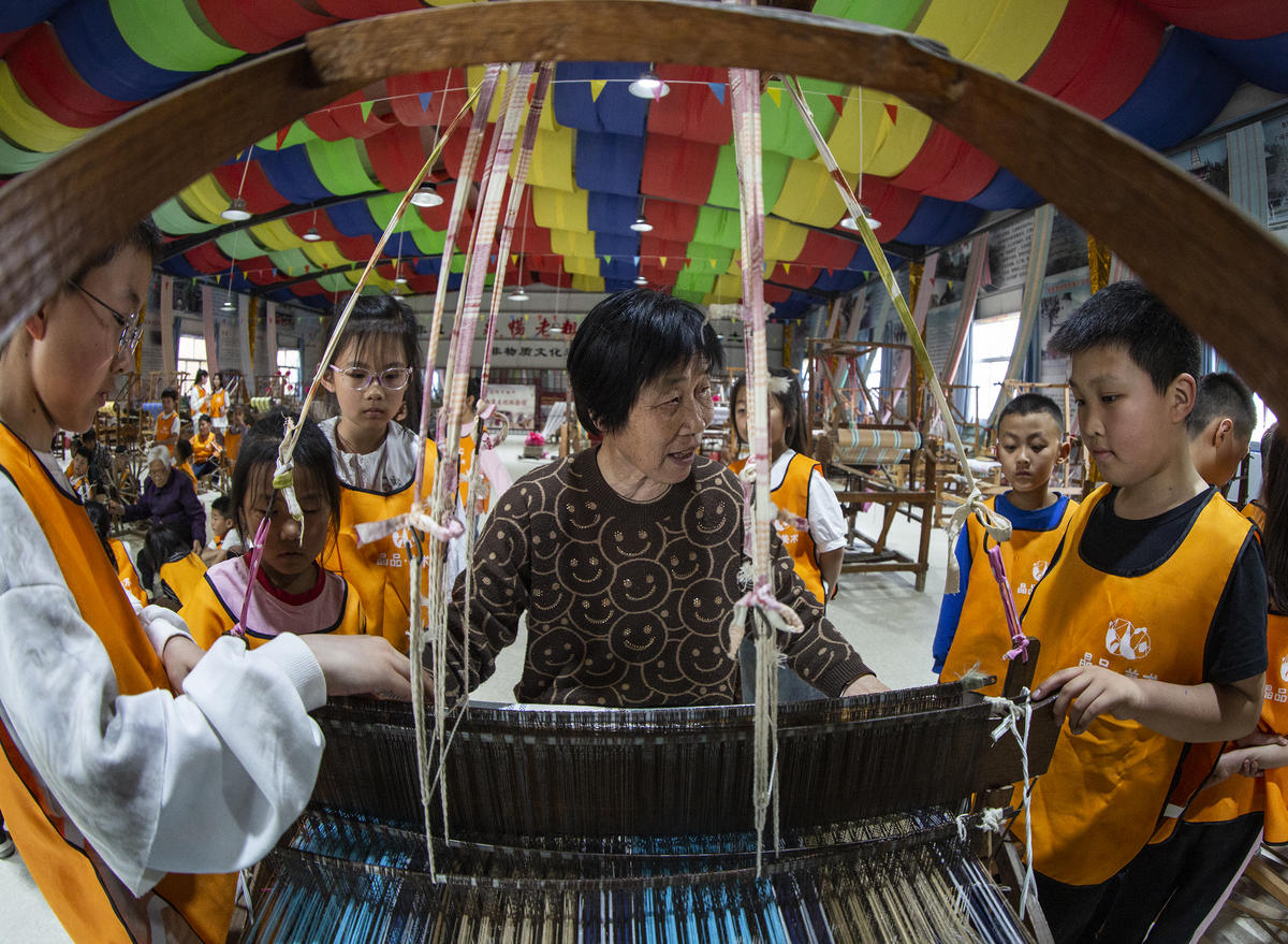 5月1日，在山西省永濟市開張鎮(zhèn)東開張村的惠暢土布文化園，土布制作技師教游客織布技藝。 來源：人民圖片網