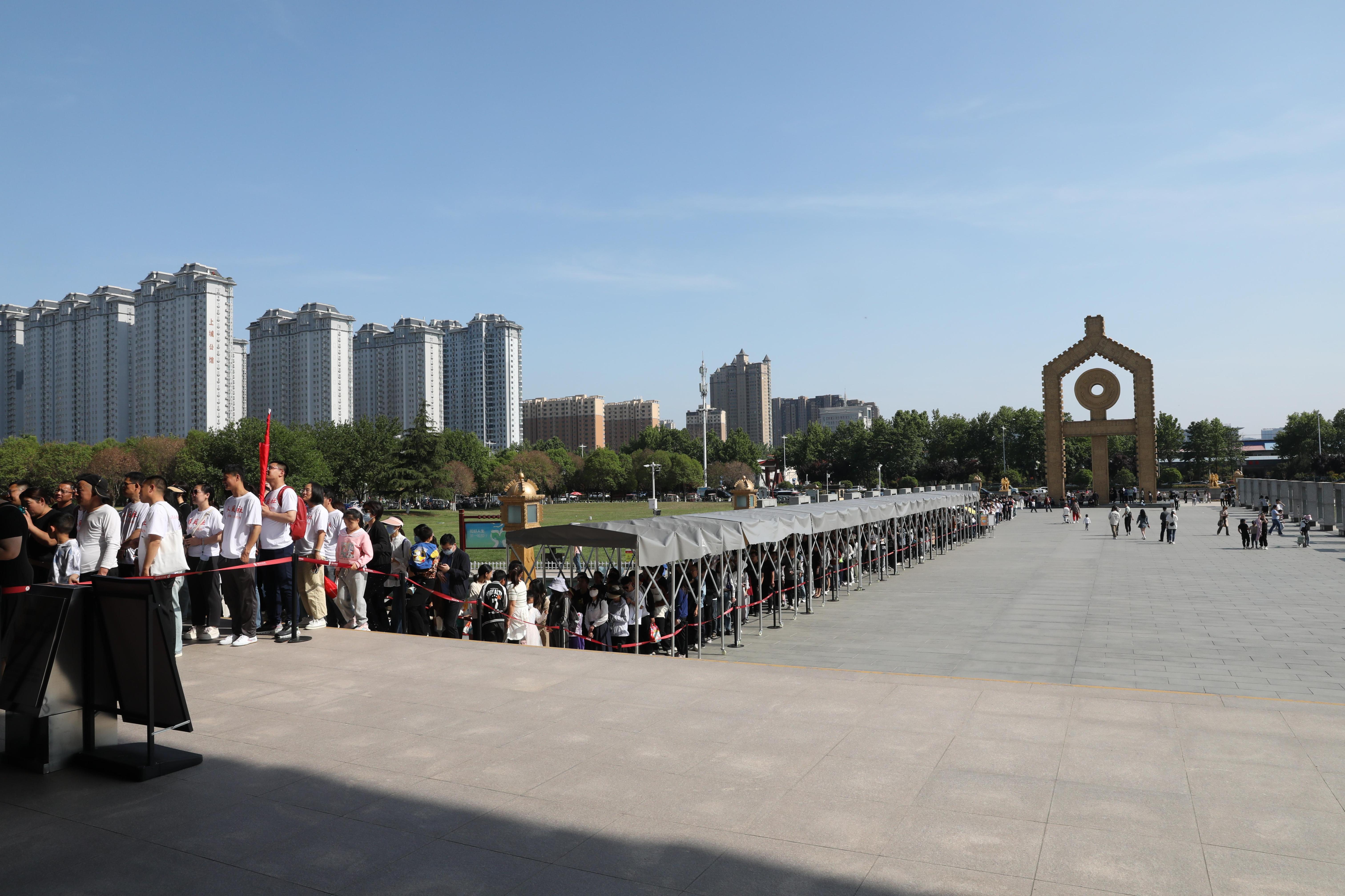 “五一”期間，中國文字博物館外游客有序排隊。中國文字博物館供圖