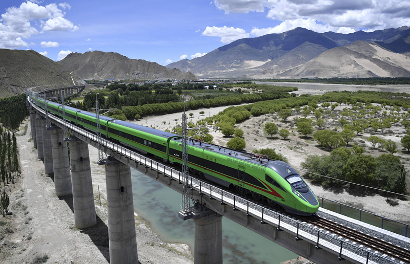 2022年6月22日，復(fù)興號(hào)列車行駛在西藏山南境內(nèi)。