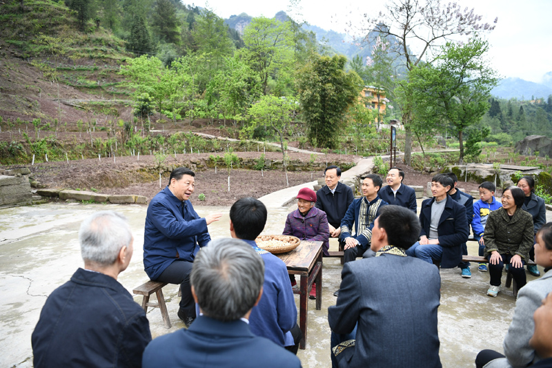 2019年4月15日至17日，中共中央總書記、國家主席、中央軍委主席習(xí)近平在重慶考察，并主持召開解決“兩不愁三保障”突出問題座談會(huì)。這是4月15日下午，習(xí)近平在石柱土家族自治縣中益鄉(xiāng)華溪村同村民代表、基層干部、扶貧干部、鄉(xiāng)村醫(yī)生等圍坐在一起，共話脫貧攻堅(jiān)。新華社記者 謝環(huán)馳 攝