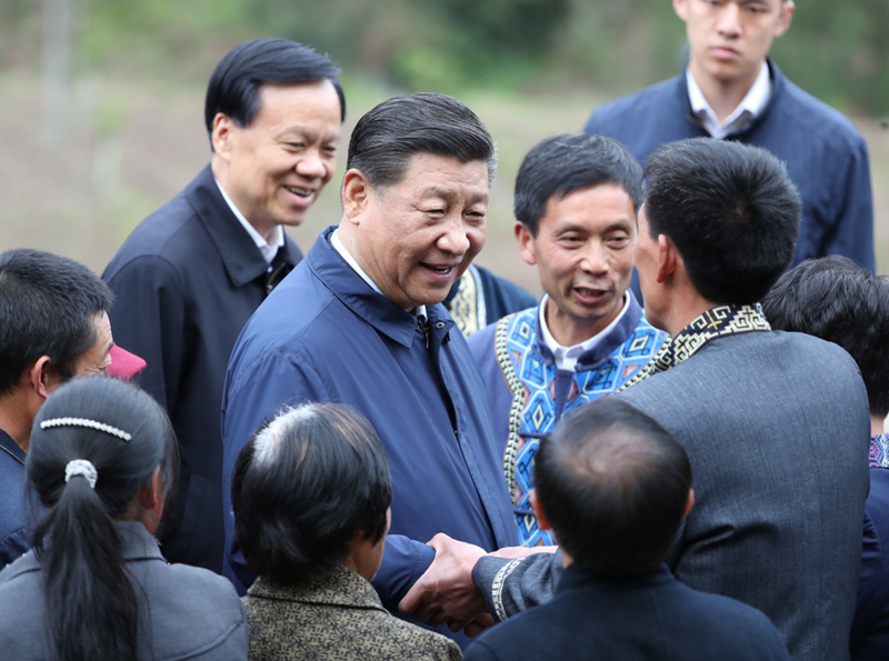 2019年4月15日至17日，中共中央總書記、國家主席、中央軍委主席習(xí)近平在重慶考察，并主持召開解決“兩不愁三保障”突出問題座談會(huì)。這是4月15日下午，習(xí)近平在石柱土家族自治縣中益鄉(xiāng)華溪村同村民親切交流。新華社記者 丁海濤 攝