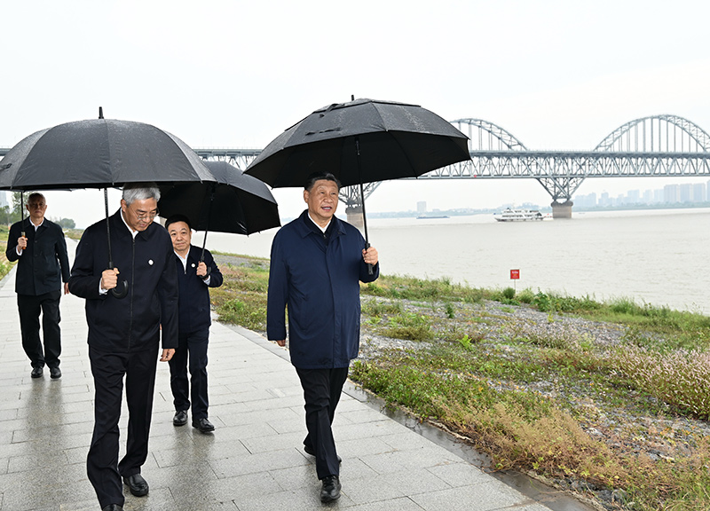 2023年10月10日至13日，中共中央總書記、國(guó)家主席、中央軍委主席習(xí)近平在江西考察。這是10日下午，習(xí)近平在長(zhǎng)江國(guó)家文化公園九江城區(qū)段考察時(shí)，冒雨沿江堤步行察看沿岸風(fēng)貌。新華社記者 謝環(huán)馳 攝