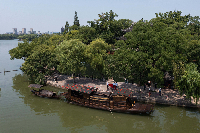 2022年7月27日，南湖紅船?？吭谡憬〖闻d市南湖旅游區(qū)的湖心島旁。