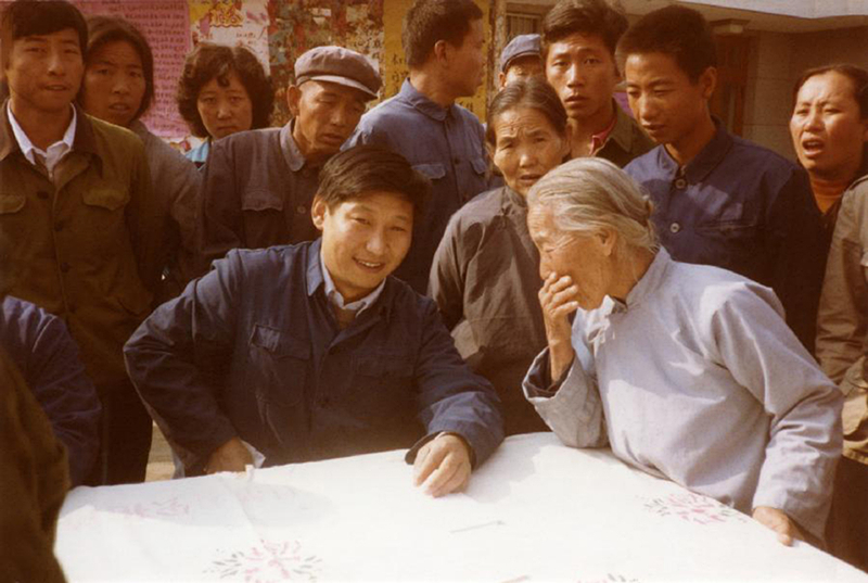 1983年，時任河北正定縣委書記的習近平（前排居中），臨時在大街上擺桌子聽取老百姓意見。