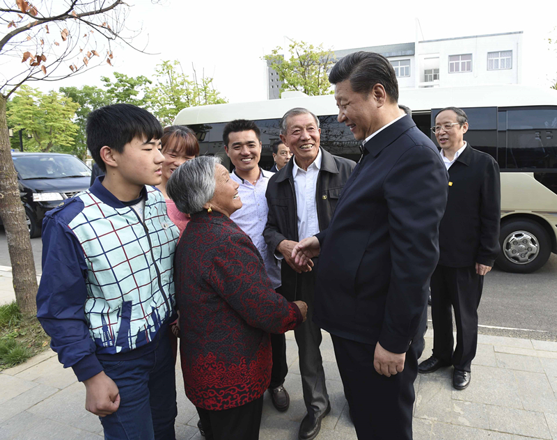 2016年4月25日，習(xí)近平在安徽省滁州市鳳陽(yáng)縣小崗村看望當(dāng)年大包干帶頭人嚴(yán)金昌（右三）一家。