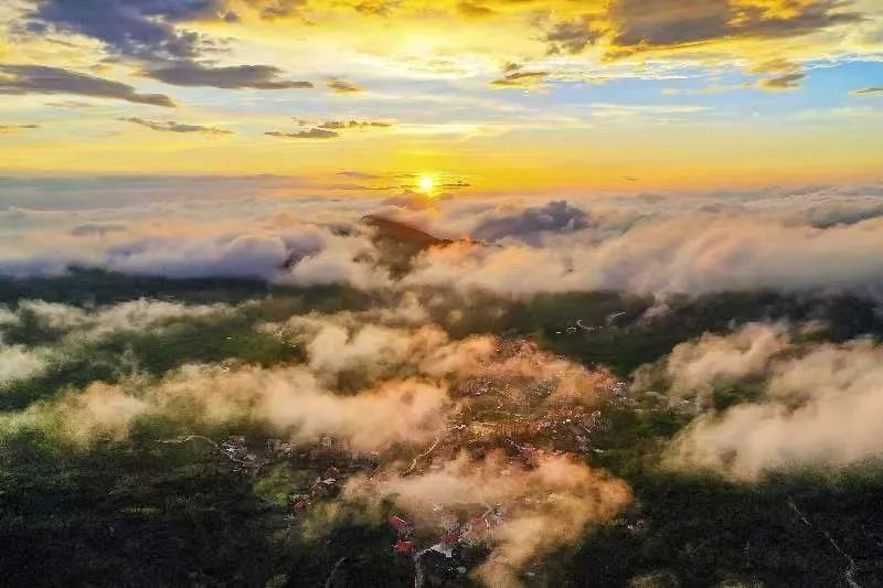 圖為云霧繚繞的軍營(yíng)村，群山盡翠，紅瓦掩映。廈門市委宣傳部供圖