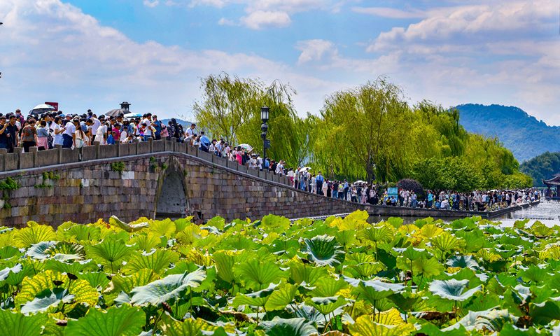 2024年10月4日，杭州西湖景區(qū)迎來國慶假期旅游高峰。