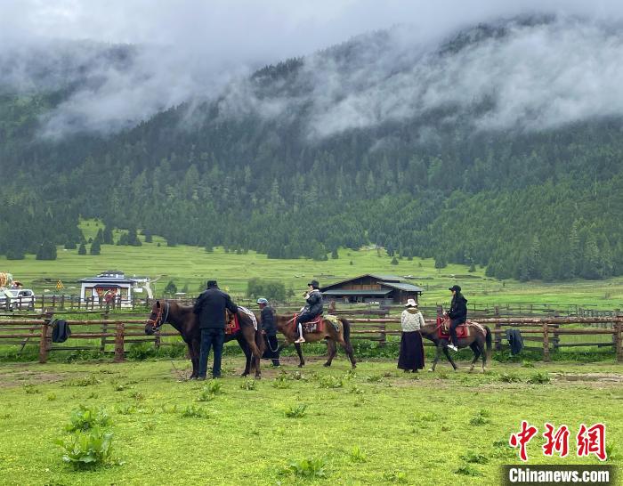 6月10日，游客在魯朗小鎮(zhèn)高山牧場景區(qū)體驗騎馬?！∪轿木?攝