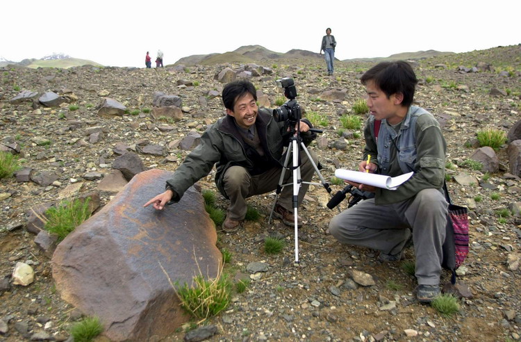 這是科考人員在考察加林山巖畫。（唐召明2001年攝）.jpg