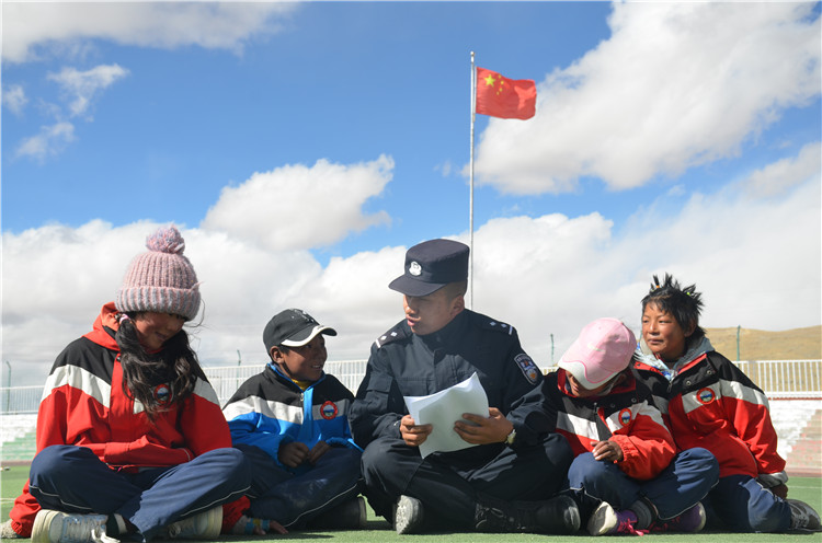 圖為帕羊邊境派出所民警在轄區(qū)學(xué)校宣講全會(huì)精神。李忠勤 攝_副本.jpg