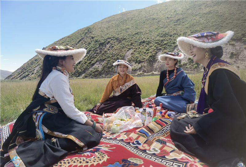 拉姆和她的朋友們在砂場修復點耍壩子。甘孜州石渠生態(tài)環(huán)境局供圖