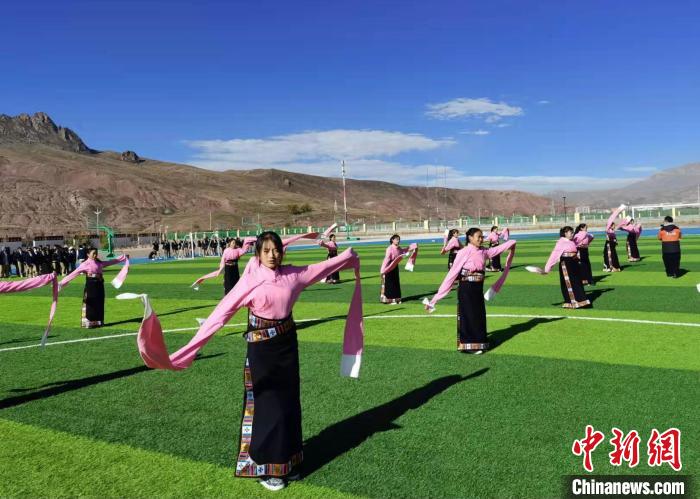 圖為青海師范大學(xué)附屬玉樹(shù)實(shí)驗(yàn)學(xué)校學(xué)生在綠茵場(chǎng)跳起囊謙古舞—卓根瑪。　白劼 攝