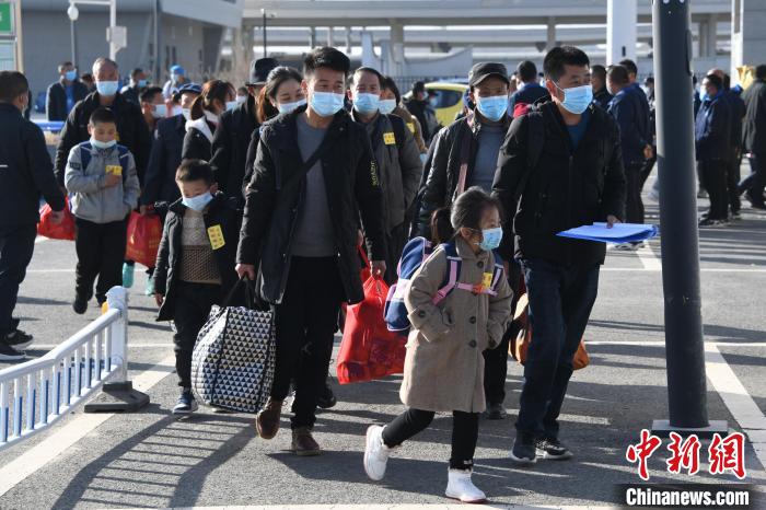 圖為搬遷民眾剛出火車站。　丁凱 攝