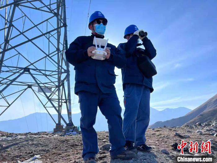 青海：沿大山之脊踏雪巡線守光明