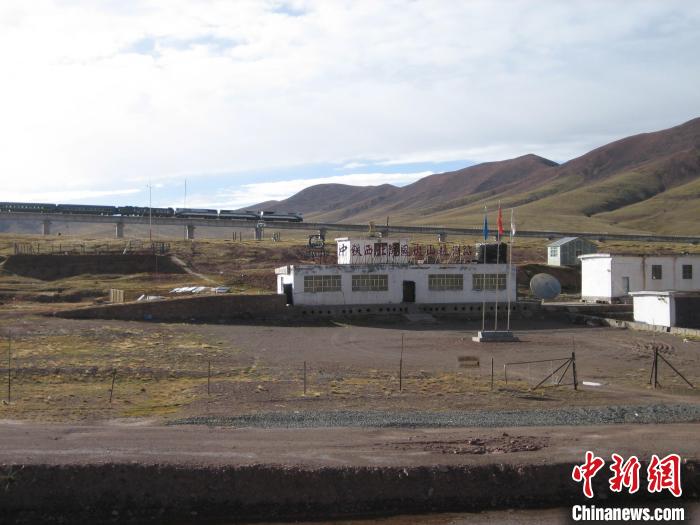 圖為青藏鐵路通車后列車經(jīng)過中鐵西北院風(fēng)火山觀測站。(資料圖) 中鐵西北科學(xué)研究院供圖