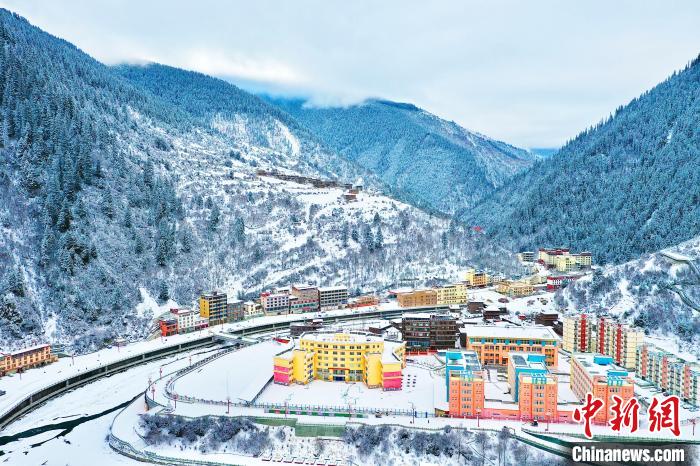 壤塘的雪后美景?！∪捞量h融媒體中心供圖