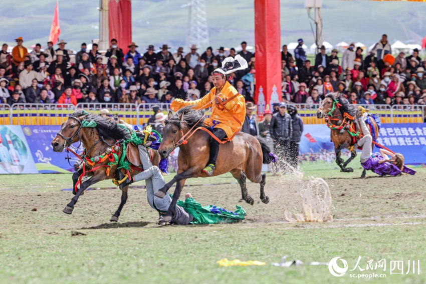 馬術(shù)表演現(xiàn)場。洛絨尼瑪攝